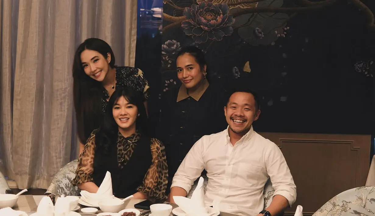 Berikutnya, ia merayakan bersahabat lainnya termasuk Gisel. Kali ini ia mengenaka inner kemeja oversize leopard dipadukan outer sleveless hitam. [@naymirdad]