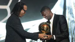 Trofi bergengsi tersebut diserahkan oleh legenda Brasil, Ronaldinho, yang dikenal pernah membela PSG, Barcelona, hingga AC Milan. (AP Photo/Thibault Camus)