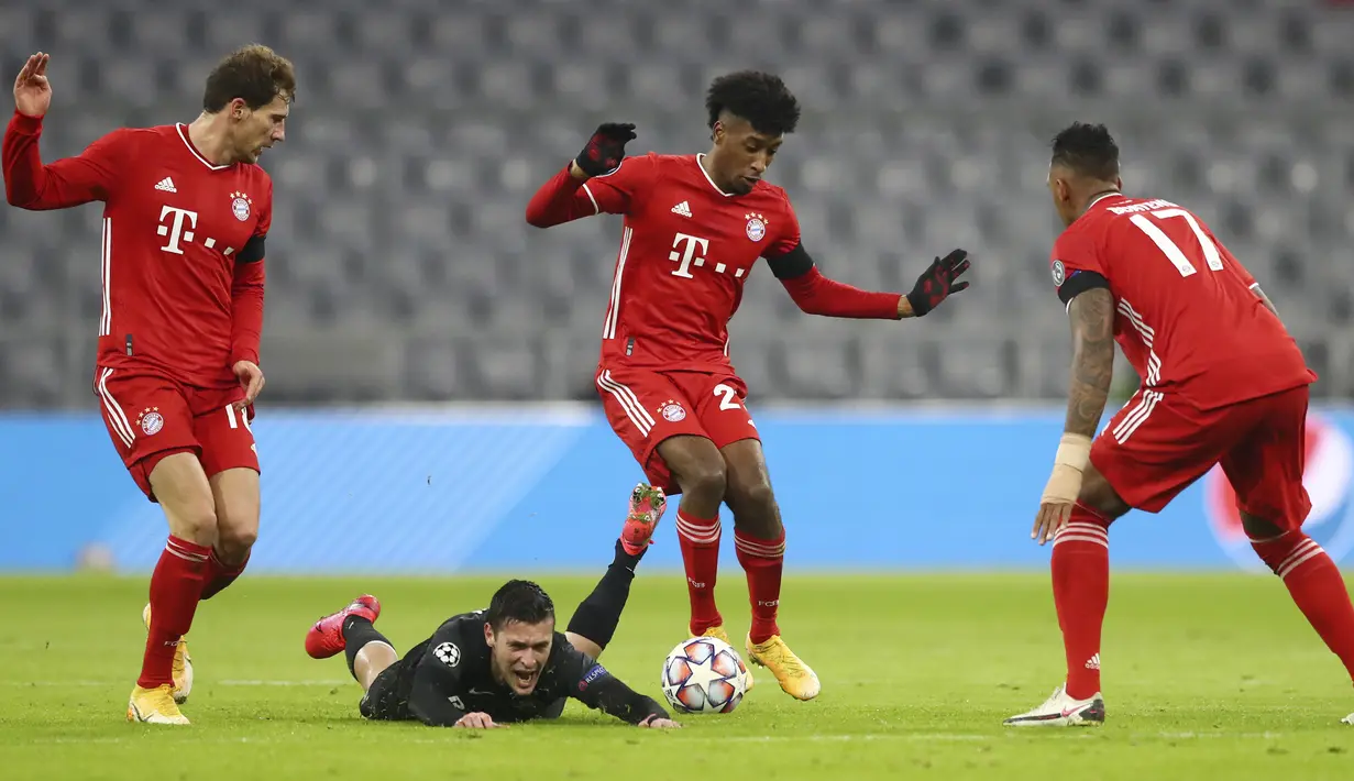 Gelandang Bayern Munchen, Kingsley Coman, berebut bola dengan gelandang RB Salzburg, Zlatko Junuzovic, pada laga lanjutan Grup A Liga Champions di Allianz Arena, Kamis (26/11/2020) dini hari WIB. Bayern Munchen menang 3-1 atas RB Salzburg. (AP Photo/Matthias Schrader)