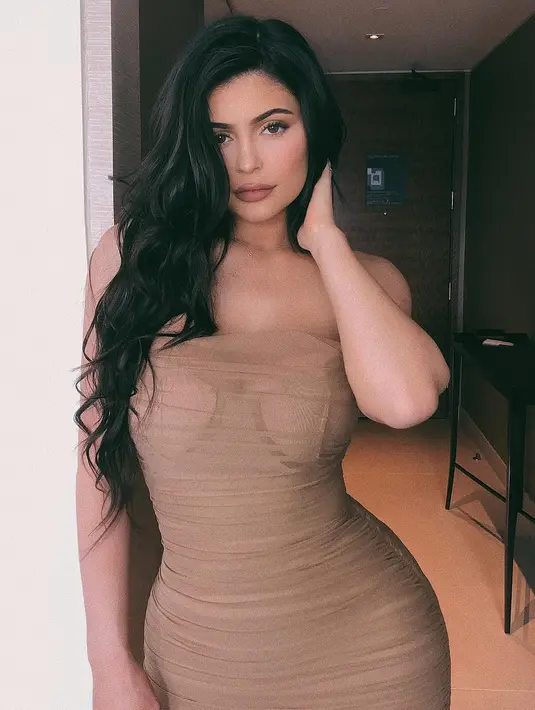 Ini ketika dress Kylie Jenner miliki warna yang hampir sama dengan kulitnya. (instagram/kyliejenner)