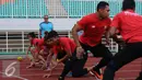 Pelatih Harry W Marra (kiri) mengawasi latihan atlet atletik Indonesia di Stadion Pakansari, Kab Bogor, Selasa (14/2). Harry merupakan pelatih yang membawa Ashton Eaton meraih emas Olimpiade London 2012 dan Rio 2016. (Liputan6.com/Helmi Fithriansyah)