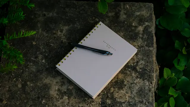 ilustrasi unsur kebahasaan untuk membuat kalimat/Hannah Jacobson/unsplash