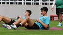 <p>Pemain Timnas Indonesia, Rafael Struick (kanan) dan Ivar Jenner melakukan latihan resmi menjelang laga FIFA Matchday melawan Palestina di Stadion Gelora Bung Tomo (GBT), Surabaya, (6/6/2023). Hanya ada 8 pemain yang mengikuti sesi tersebut. Mereka adalah Sandy Walsh, Andy Setyo, Rafael Struick, Ivar Jenner, Syahrul Trisna, Dendy Sulistyawan, Fachruddin Aryanto, dan Dimas Drajad. (Bola.com/Wahyu Pratama)</p>