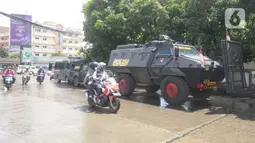 Kendaraan taktis Barracuda disiagakan di pinggir Jalan Siliwangi, Pamulang, jelang pemungutan suara Pilkada Tangerang Selatan, Selasa (8/12/2020). Kendaraan taktis Barracuda tersebut ditempatkan untuk pengamanan Pilkada 2020 pada Rabu (9/12) esok. (merdeka.com/Dwi Narwoko)