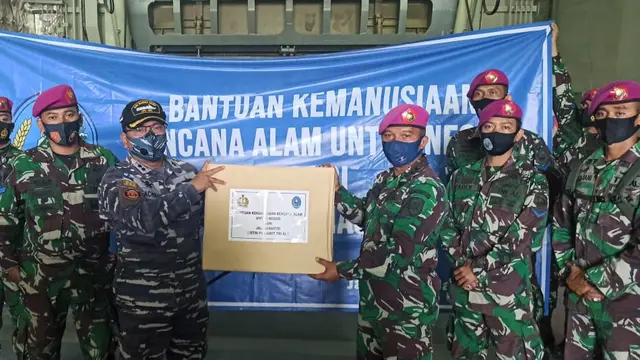 KRI Banda Aceh 593 salah armada kapal perang milik TNI AL sandar di dermaga Lanal Mamuju mengirimkan bantuan untuk korban gempa Sulbar. (Foto: Liputan6.com/Abdul Rajab Umar)