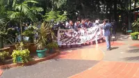 Sekitar 80 mahasiswa meneriakkan tuntutan tentang pengusutan Tragedi Trisakti. Mereka bakal bergerak ke DPR, Senayan, Kamis (12/5/2016). (Liputan6.com/Muslim AR)