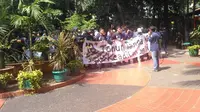 Sekitar 80 mahasiswa meneriakkan tuntutan tentang pengusutan Tragedi Trisakti. Mereka bakal bergerak ke DPR, Senayan, Kamis (12/5/2016). (Liputan6.com/Muslim AR)