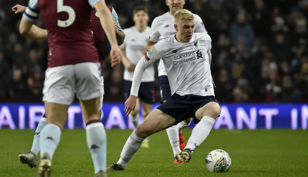 Gelandang Liverpool, Luis Longstaff membawa bola saat melawan Aston Villa pada pertandingan perempat final Piala Liga Inggris di Villa Park di Birmingham (17/12/2019). Liverpool kalah telak 5-0 atas Aston Villa. (AP Photo / Rui Vieira)
