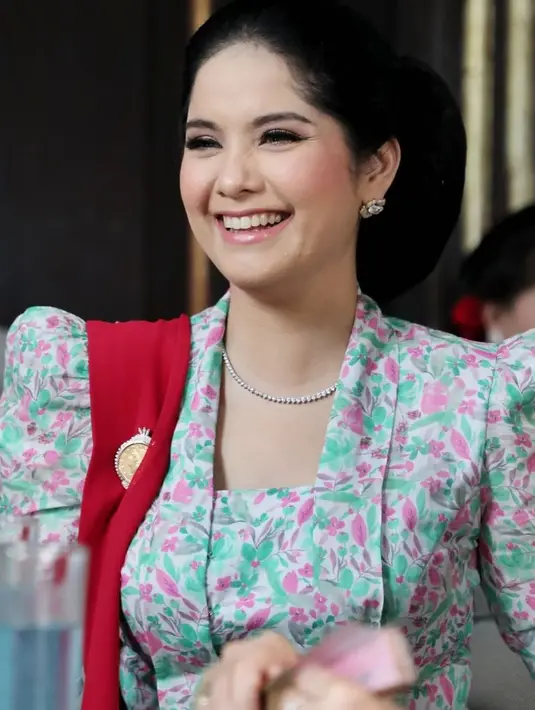 Penampilan cantik Annisa Pohan dibalut kebaya kutu baru klasik bercorak bunga. Detail selendang merah polos yang disematkan di salah satu bahunya dengan bros, kalung, dan anting menjadi pemanis keseluruhan penampilan Annisa Pohan. [Foto: Instagram/annisayudhoyono]