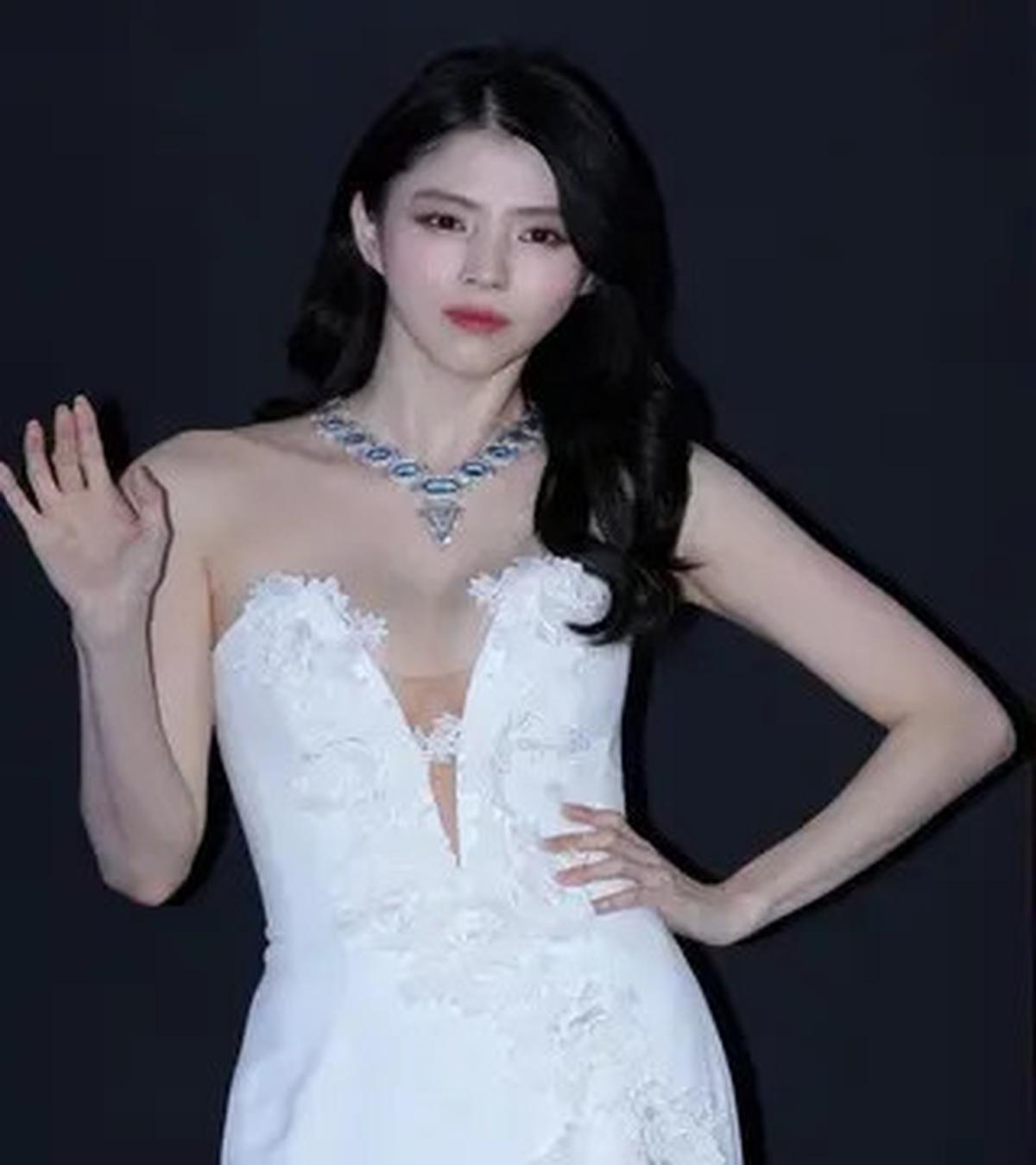 Gaya Han So Hee Pakai Gaun Berbelahan V di Acara Boucheron, Disebut Bak Bidadari