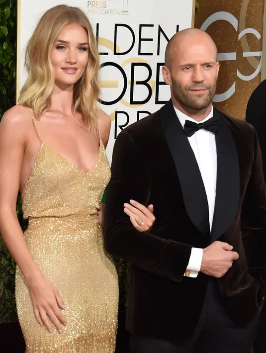 Rosie Huntington-Whiteley berkeliaran di karpet merah Golden Globe Awards 2016 dengan cincin berlian terpasang di jari manisnya. Tangannya pun tak lepas menggenggam lengan kekar sang kekasih di acara tahunan tersebut. (AFP/Bintang.com)