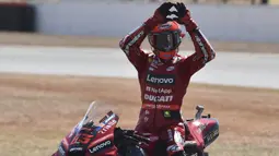 Kemenangan di MotoGP Inggris 2022 ini merupakan gelar keempatnya di musim balap 2022 dan menjadi gelar back to back setelah di seri sebelumnya juga menjadi kampiun saat balapan digelar di Sirkuit Assen dalam MotoGP Belanda 2022. (AP/Rui Vieira)