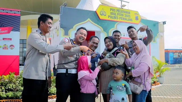 Pemilik bertemu kembali dengan kucing kesayangan yang hilang di Rest Area di Pemalang. (Foto: Liputan6.com/Humas Polres Pemalang)