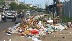 Penampakan sampah yang berceceran di jalanan Kota Jambi usai petugas kebersihan mogok kerja menuntut kenaikan upah. (Liputan6.com/ Gresi Plasmanto)