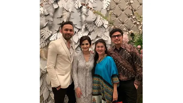 Thomas Djorghi juga hadir di acara pernikahan Cut Tari dan Richard Kevin, ia terlihat tampan saat mengenakan kemeja batik.