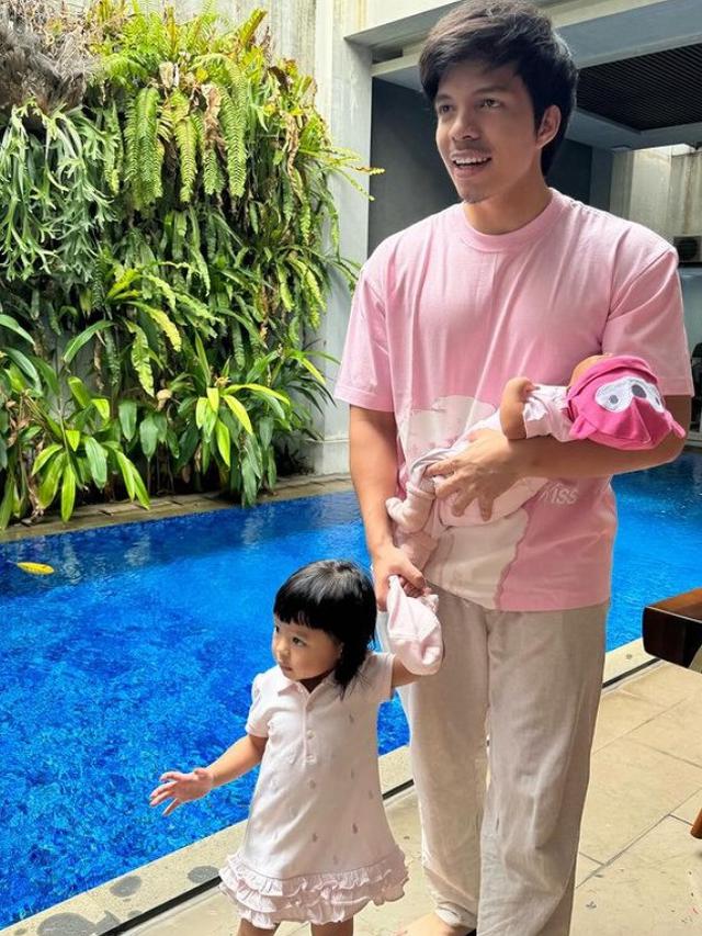Potret Ameena digandeng oleh Atta Halilintar dan Baby Azura (Sumber: Instagram/attahalilintar dan Instagram/azuraatta)