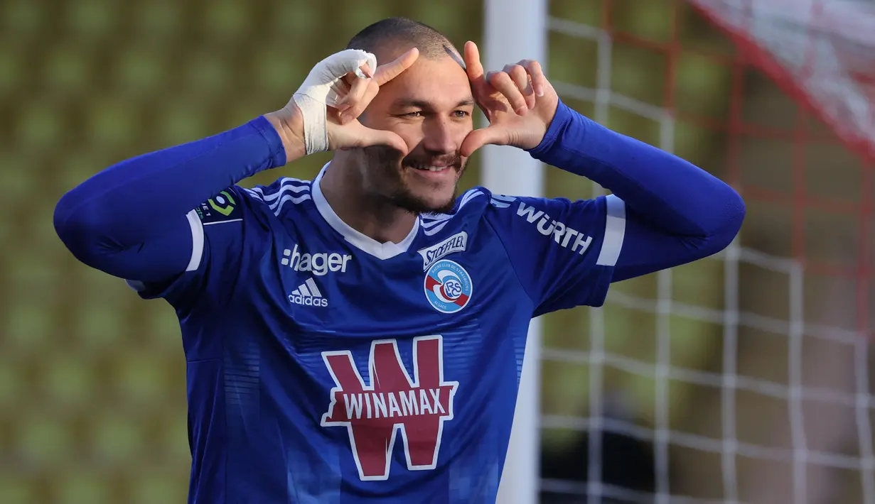 Ludovic Ajorque menjadi pencetak gol terbanyak kedua di Liga Prancis dengan menorehkan 10 gol dan enam assit pada musim ini. Ia juga mampu memanfaatkan tinggi badannya menjadi teror serius di kotak lawan. Tercatat ada 5 gol tandukan yang ia ciptakan bersama Strasbourg. (AFP/Valery Hache)
