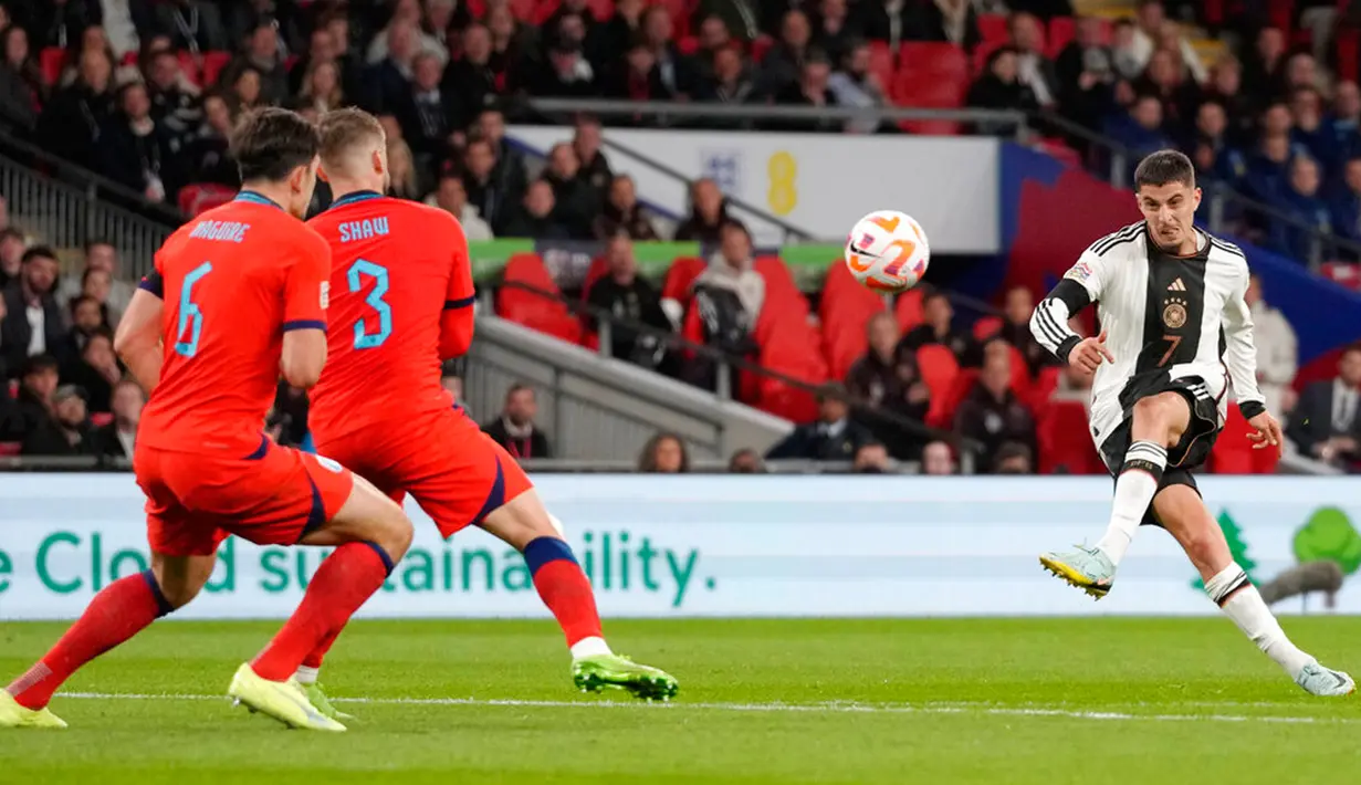 Pemain Jerman Kai Havertz mencetak gol ke gawang Inggris pada pertandingan sepak bola UEFA Nations League di Stadion Wembley, London, Inggris, 26 September 2022. Pertandingan berakhir imbang 3-3. (AP Photo/Kirsty Wigglesworth)
