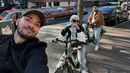 Dalam media sosial Instagramnya, Refal Hady terlihat menikmati momen serunya bersepeda di Amsterdam. Sebagai salah satu kota indah di Belanda, Amsterdam memang menjadi salah satu destinasi wisata favorit para seleb ketika berkunjung ke Negeri Kincing Angin tersebut. (Liputan6.com/IG/@refalhady)