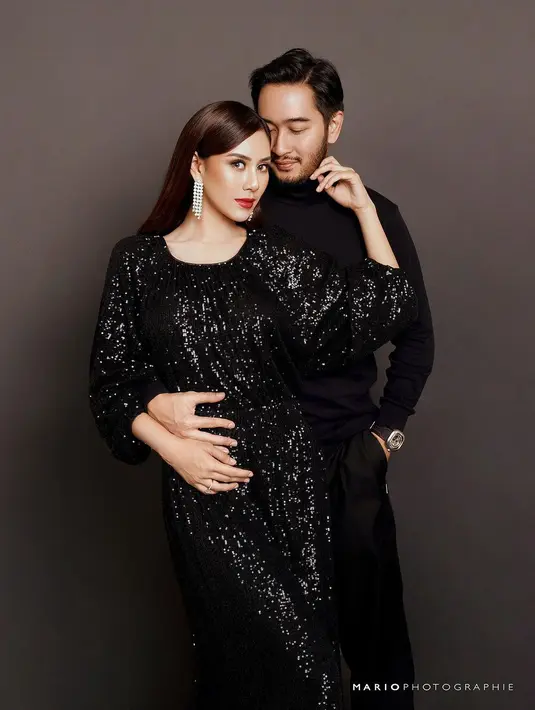 Bersama fotografer @mariophotographie, Jeje dan Syahnaz mengusung dua konsep foto keluarga berbeda. [Instagram/ @mariophotographie]