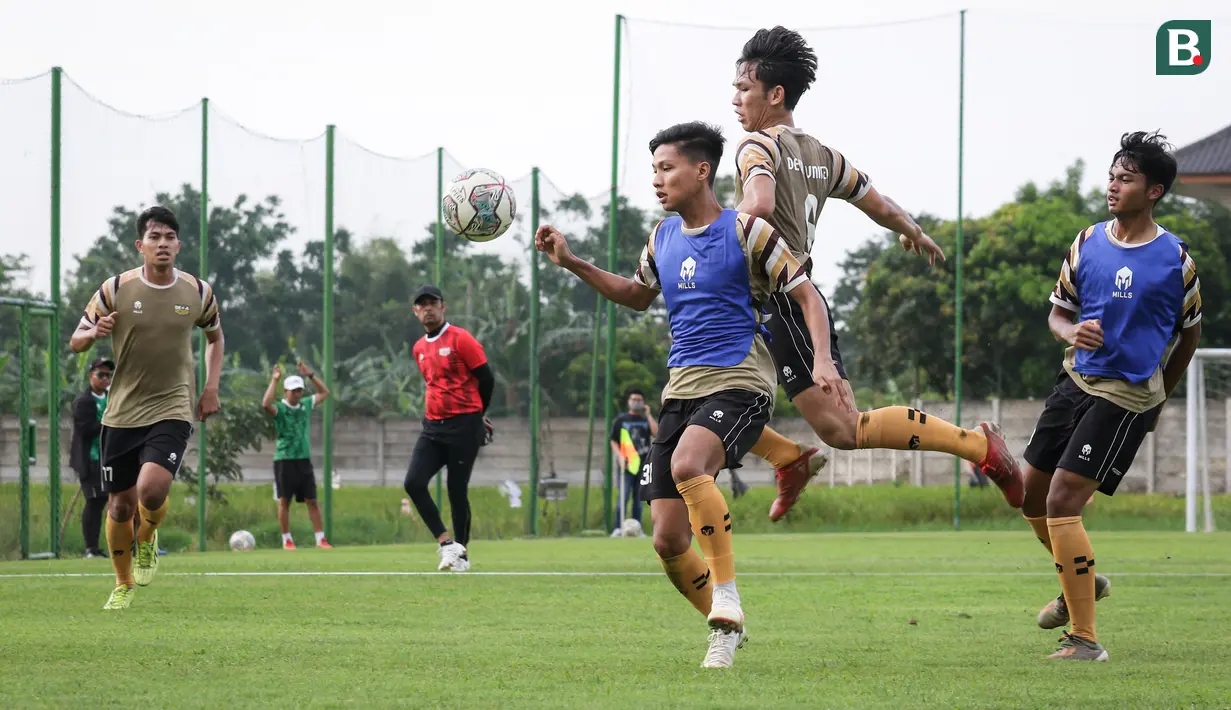 Sebagai tim promosi, Dewa United dengan berani mematok target tinggi untuk mampu bersaing di papan atas klasemen Liga 1 musim depan. Hal tersebut ditunjukkan dari latihan perdana yang mereka lakukan. (Bola.com/Bagaskara Lazuardi)