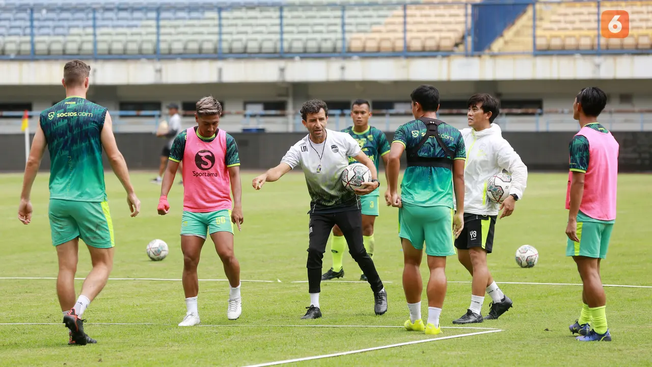 Foto: Persib Bandung Kembali Gelar Latihan Paska Libur Tragedi Kanjuruhan