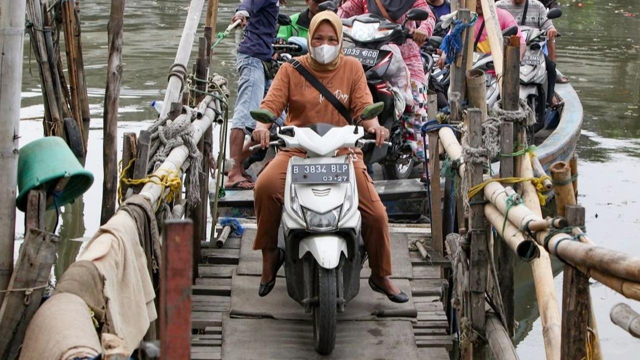 Selain itu, tarif yang dikenakan pun sangat terjangkau. <br><br>Hanya dengan membayar Rp2.000, penumpang sudah bisa menyeberang ke sisi lain sungai. Foto: merdeka.com / Arie Basuki<br>