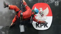Pekerja membersihkan debu yang menempel pada tembok dan logo KPK di Gedung KPK, Jakarta, Rabu (21/11). KPK merilis Indeks Penilaian Integritas 2017. (Merdeka.com/Dwi Narwoko)