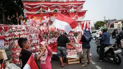 Sepekan jelang peringatan Hari Kemerdekaan Republik Indonesia ke-79, penjualan pernak-pernik mulai ramai diserbu pembeli. (Yasuyoshi CHIBA/AFP)