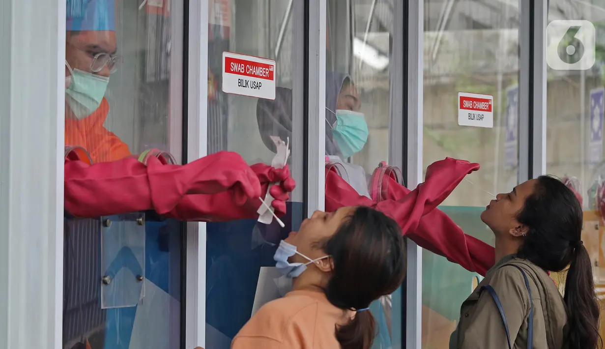 Warga menjalani "swab test" di GSI Lab (Genomik Solidaritas Indonesia Laboratorium), Jakarta, Sabtu (3/10/2020). Pemerintah telah menyepakati batas maksimal harga tes usap atau swab mandiri sebesar Rp900 ribu. (Liputan6.com/Herman Zakharia)