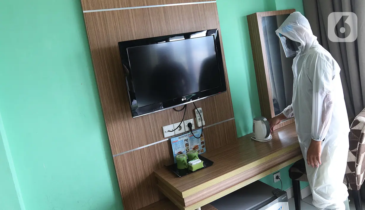 Pekerja menyemprotkan disinfektan di kamar hotel The Green Hotel di Bekasi, Jawa Barat, Kamis (24/9/2020). Dengan menyediakan total 90 kamar di dua lantai hotel ini diharapkan dapat membantu pemerintah dalam mengantisipasi lonjakan pasien Covid-19. (Liputan6.com/Herman Zakharia)