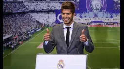 Lucas Silva mengaku sangat bahagia bisa bergabung dengan Madrid. Ia tidak mengira bisa bergabung dengan Real Madrid dengan cepat, Madrid, Senin (26/1/2015). (AFP Photo/Pierre P Marcao)