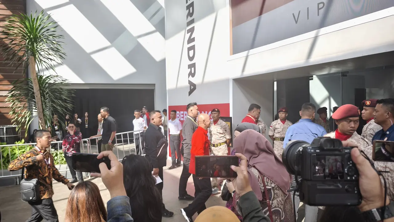 Kader PDIP turut menghadiri puncak Hari Ulang Tahun atau HUT ke-17 Gerindra di Sentul International Convention Center (SICC), Bogor, Jawa Barat, Sabtu (15/2/2025).