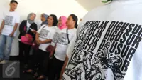 Warga Bukit Duri menunggu di depan ruang sidang, mereka mengenakan kaos warna putih bertuliskan ‘Save Bukit Duri-Kali Ciliwung’ dan ‘Menolak Digusur’, PN Jakarta Pusat, (7/6). (Liputan6.com/Helmi Afandi)