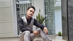 Belakangan ini sosok Randy Pangalila sempat menjadi sorotan. Sebagai seleb yang menekuni seni beladiri, aktor kelahiran Surabaya ini sempat jadi pembicaraan bila ia bertanding di atas ring bersama Jefri Nichol. Menyusul aksi duel aktor Dear Nathan tersebut yang menang K.O dari seorang netizen asal Tasikmalaya, banyak yang penasaran bila Nichol melawan Randy Pangalila. (Liputan6.com/IG/@randpunk)