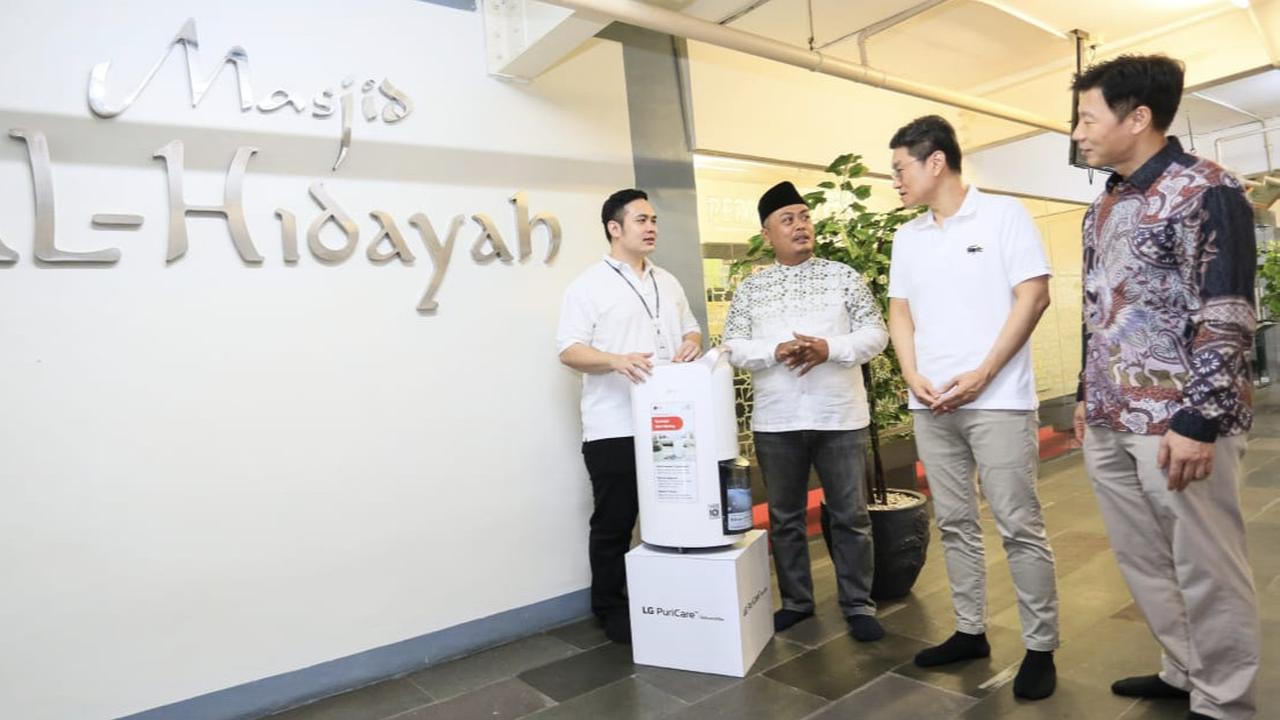 LG Donasikan Dehumidifier untuk Dua Masjid di Jakarta