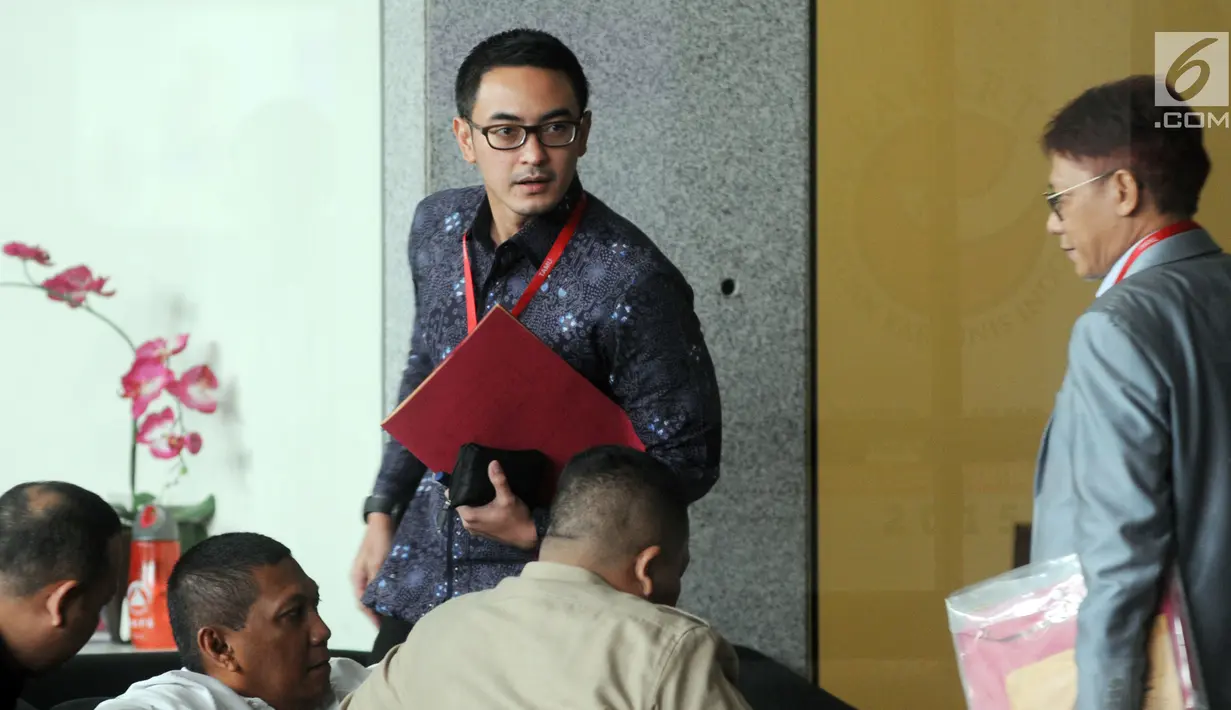 Tersangka kasus dugaan penerimaan gratifikasi sejumlah proyek di Provinsi Jambi, Zumi Zola berada di ruang tunggu gedung KPK, Jakarta, Senin (9/4). Sebelumnya, Zumi mangkir dari panggilan penyidik pada 2 April 2018. (Merdeka.com/Dwi Narwoko)