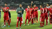 Pemain Timnas Indonesia menyapa suporter usai dikalahkan Thailand di final kedua Piala AFF 2016 di National Stadium Rajamangala, Bangkok, Sabtu (17/12). Indonesia kalah 2-0 dan harus puas menjadi runner up. (Liputan6.com/Helmi Fithriansyah)