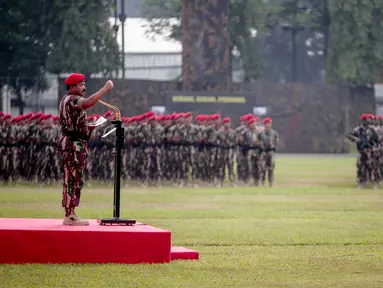 Panglima TNI Marsekal Hadi Tjahjanto saat memimpin upacara peringatan ulang tahun ke-67 Komando Pasukan Khusus (Kopassus) di Markas Kopassus, Cijantung, Jakarta, Rabu (24/4). Dalam pidato nya Marsekal Hadi mengatakan pasukan Kopassus adalah prajurit pilihan. (Liputan6.com/Faizal Fanani)