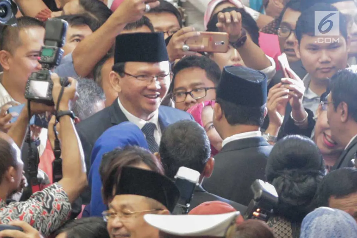 Momen Ahok dan Anies Saling Sapa