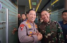 Pasca-Bentrokan TNI AL dengan Brimob, Kapolri dan Panglima Beri Contoh Rangkulan Sambil Senyum