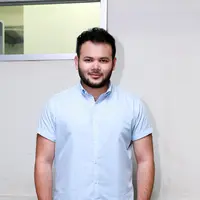 Saat ditemui di kawasan Kebon Jeruk, Jakarta Barat, Kamis (6/8), penyanyi yang identik dengan janggut lebatnya ini mengaku dirinya berbeda dengan Rhoma Irama, ia tak mau menjiplak sang ayah. (Wimbarsana/Bintang.com)