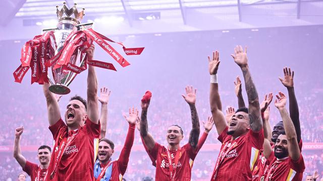 Penantian Panjang Usai, Liverpool Angkat Trofi Juara Liga Inggris di Anfield