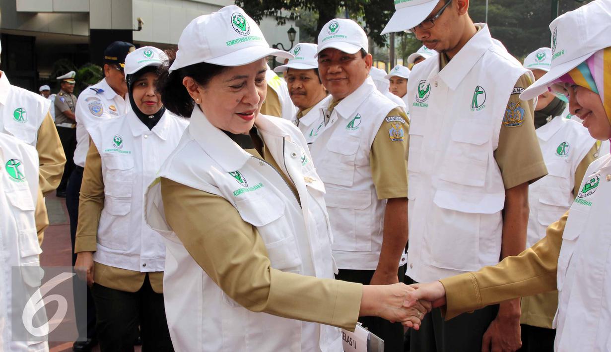 Menkes, Nila F Moeloek bersalaman dengan Rombongan Bidang Kesehatan Mudik Lebaran Tahun 2015/1436 H di Gedung Kemenkes, Jakarta, Selasa (30/6/2015).  Kemenkes juga menyediakan 21 ambulans dan delapan kendaraan khusus. (Liputan6.com/Helmi Afandi)