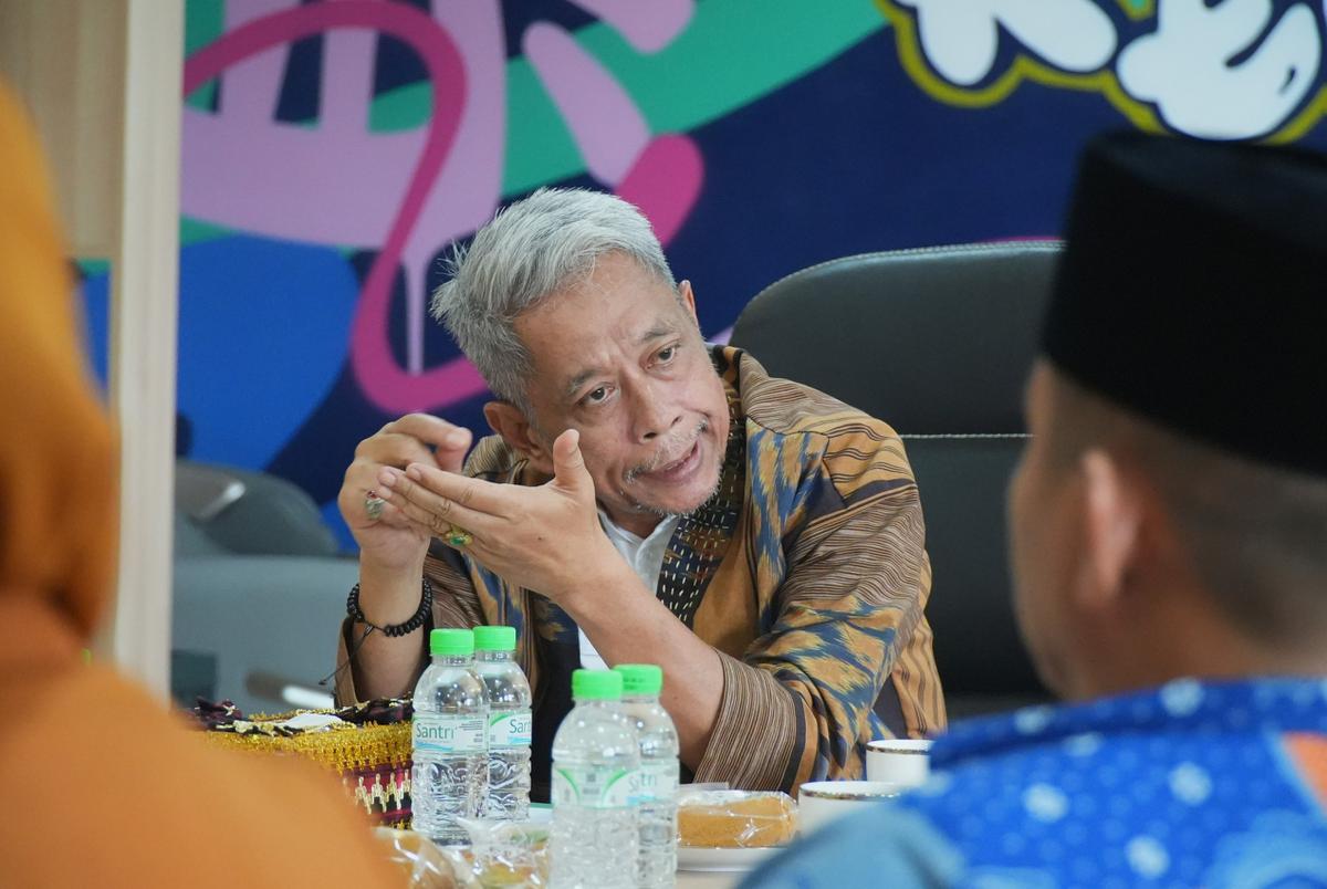 Wamensos Agus Jabo Priyono saat menerima laporan Bupati Buton Tengah Azhari Sekolah Rakyat