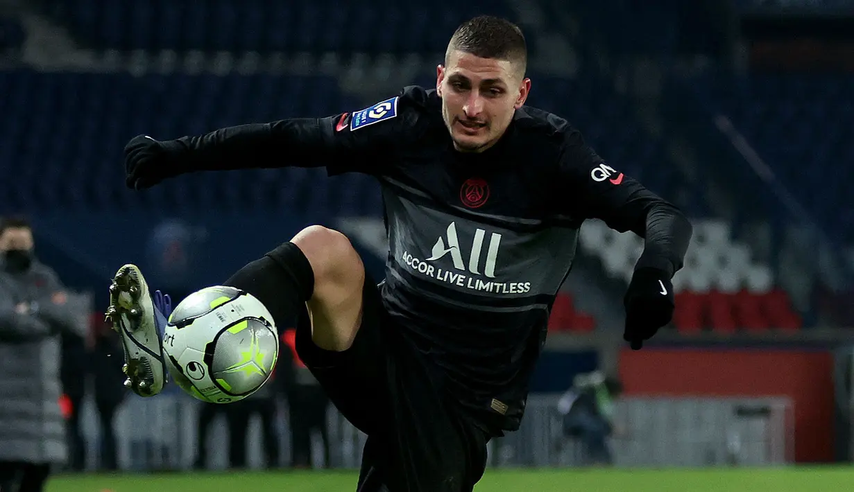 PSG bisa dibilang memiliki kekuatan penyerang paling menakutkan di dunia. Namun, gelandang tengah mungil mereka Marco Verratti yang mungkin menjadi bagian terpenting dari taktik mereka. Ia merupakan pengumpan, pembawa bola, dan mesin press yang luar biasa. (AFP/Thomas Samson)