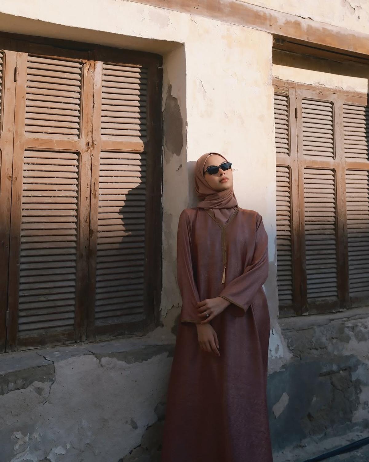 Potret Cantik Alyssa Daguise di Jeddah dengan Balutan Hijab dan Kaftan, Vibenya Muslim Eropa