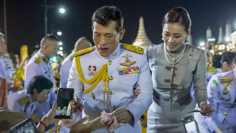 Raja Maha Vajiralongkorn dan Ratu Suthida menyapa pendukungnya di Bangkok, Thailand, Minggu, 1 November 2020.
