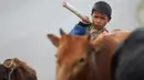 Seorang anak menggiring lembu-lembunya di Mongmao, wilayah pemberontak Wa di Myanmar pada 1 Oktober 2016. (REUTERS/Soe Zeya Tun)