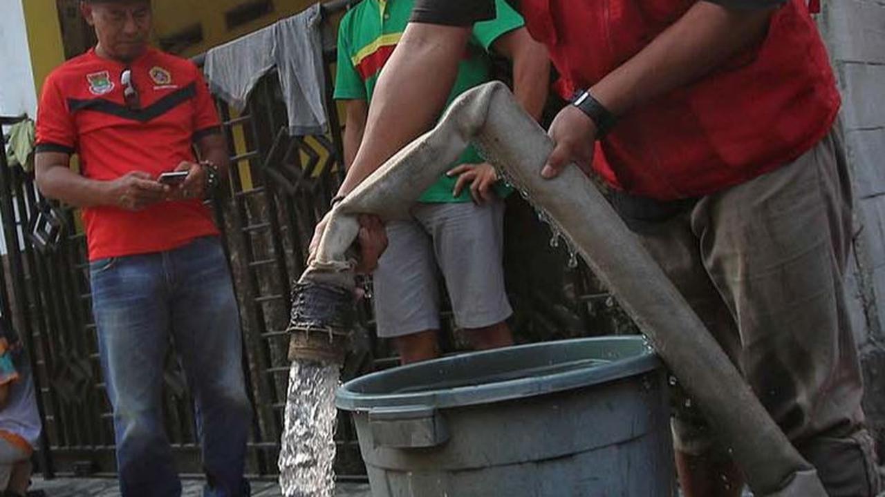 Berdasarkan pantauan di lokasi pada Rabu (6/9), sejumlah warga rela mengantre demi mendapatkan air bersih yang disalurkan PMI.